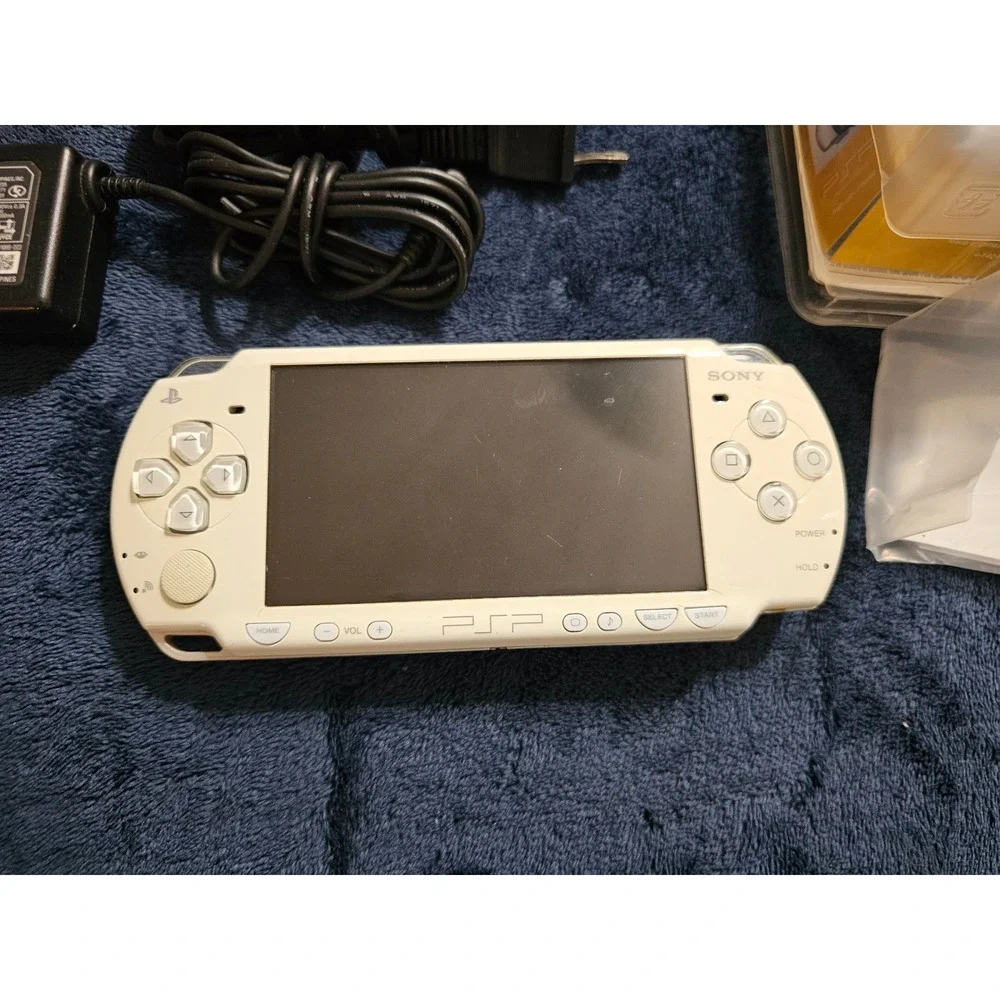 Sony PSP 2000 Star Wars Battlefront Renegade Squadron Limited Edition White